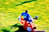 Jeziva scena: Fudbaler Radničkog slomio nogu VIDEO