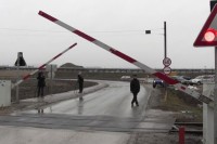 Vozač oštetio rampu na pružnom prelazu u Ljebu