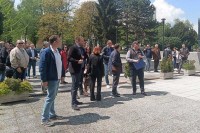 Pet sindikata traži raspravu u NSRS o vraćanju toplog obroka i regresa