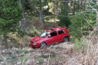 Udes kod Sarajeva: Troje povrijeđeno, automobil završio u šumi