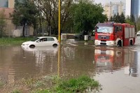 Tuzla: Saobraćajnice pod vodom, iz automobila evakuisana djeca