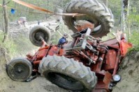 Vozač poginuo u prevrtanju traktora, povrijeđen maloljetnik