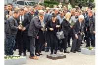 Pomen ubijenim pripadnicima JNA: Svijeće i cvijeće za žrtve u Dobrovoljačkoj