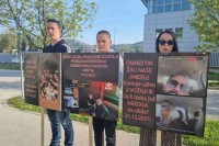 Porodica Hršum protestuje ispred Suda u Istočnom Sarajevu