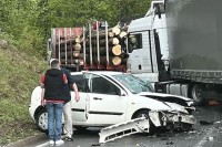 Težak udes kod Kladnja, jedna osoba povrijeđena