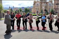 Učesnici marša zaigrali kozaračko kolo u centru Banjaluke VIDEO