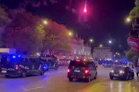 Bacali cigle i stolove iz kafića i upaljene baklje na navijače Rendžersa
