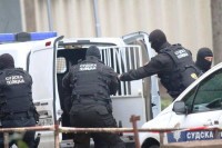 Sjekirom i nožem napao sudske policajce