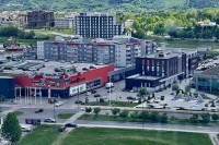Djevojka pala sa balkona, dvije osobe privedene