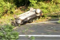 Automobil završio na krovu,  povrijeđene četiri osobe