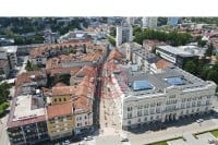 Palo staklo sa zgrade u Gospodskoj ulici, povrijeđen prolaznik