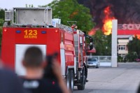 Vatrogasne ekipe dežuraju u fabrici "Sava"