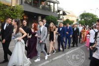 Матуранти су вечерас закорачили у ново поглавље живота