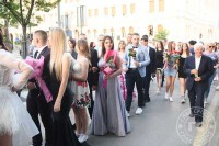 Матуранти су вечерас закорачили у ново поглавље живота