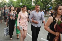 Матуранти су вечерас закорачили у ново поглавље живота