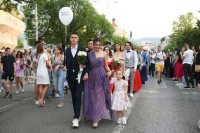 Матуранти су вечерас закорачили у ново поглавље живота
