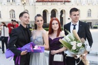 Матуранти су вечерас закорачили у ново поглавље живота