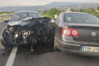 Stravična nesreća kod Mostara: Dvoje teško povrijeđeno, auti potpuno smrskani