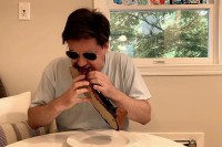 Novinar obećao da će pojesti cipelu ako Top Gun ikad dobije nastavak, sada je to i ispunio VIDEO