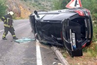 Jedna osoba povrijeđena u prevrtanju vozila na putu između Mostara i Širokog Brijega