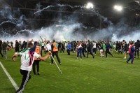 Haos u Sent Etjenu: Huligani bakljama jurili igrače