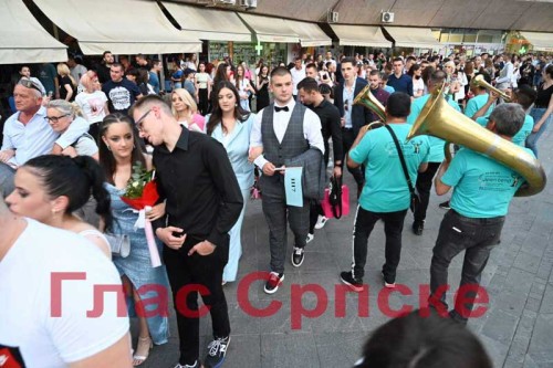 Матурско вече прослављено уз уз пјесму и трубаче