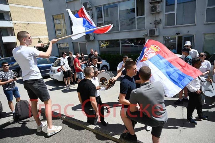 Maturanti slave rastanak od đačkih klupa