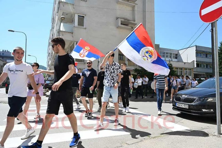 Maturanti slave rastanak od đačkih klupa