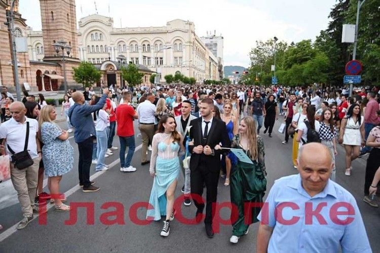 Матурско вече прослављено уз уз пјесму и трубаче