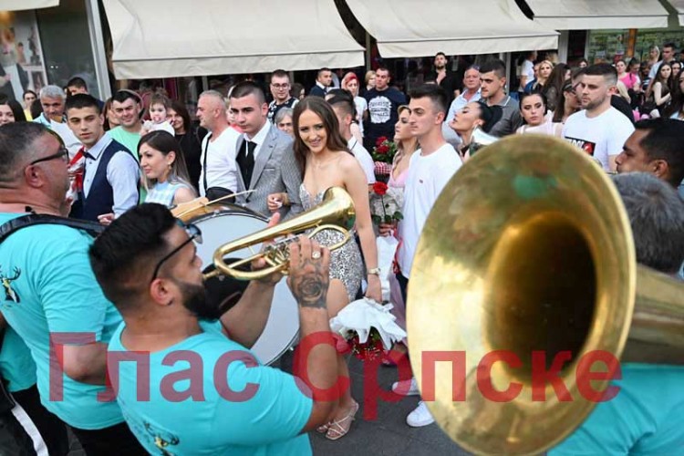 Матурско вече прослављено уз уз пјесму и трубаче