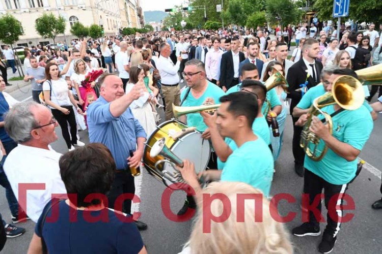 Матурско вече прослављено уз уз пјесму и трубаче