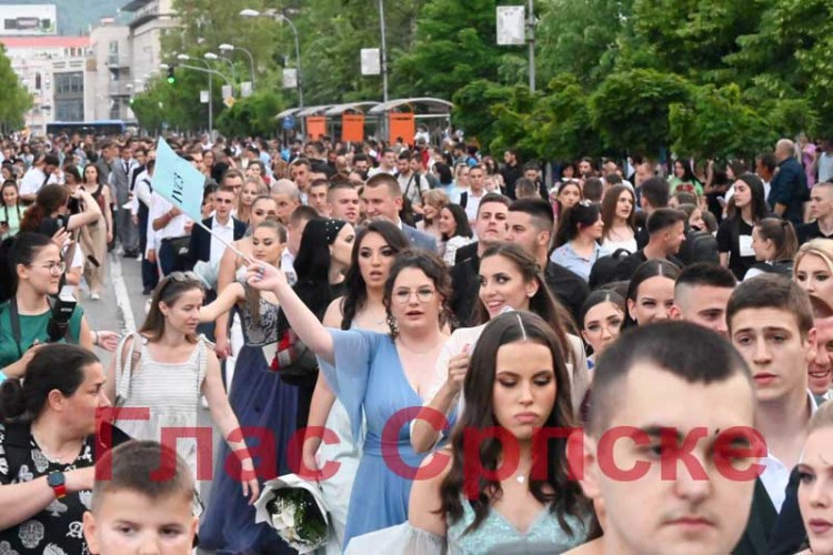 Matursko veče proslavljeno uz uz pjesmu i trubače