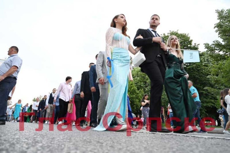 Matursko veče proslavljeno uz uz pjesmu i trubače
