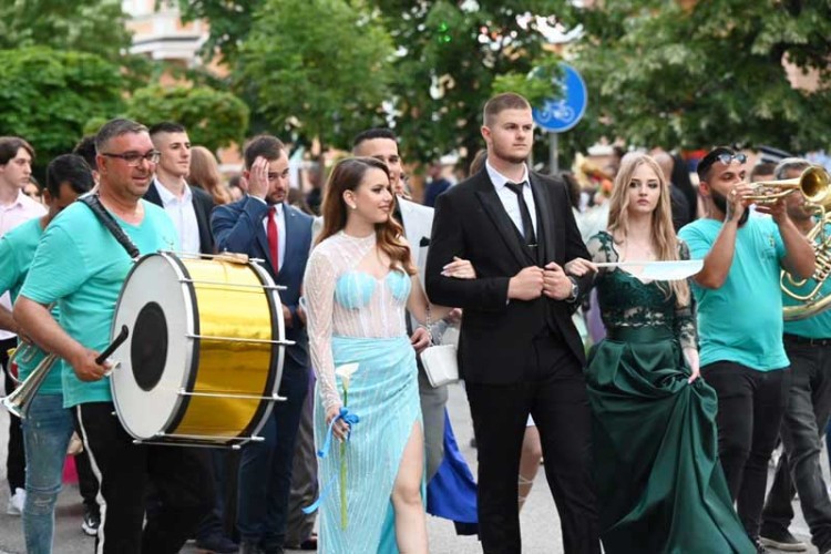 Matursko veče proslavljeno uz uz pjesmu i trubače