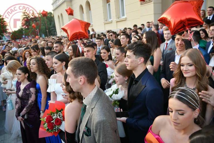 Традиционални дефиле пратио је велики број грађана
