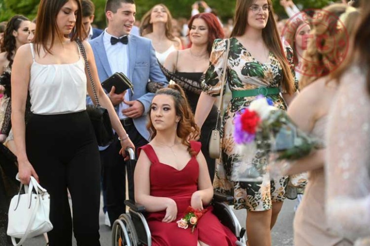 Традиционални дефиле пратио је велики број грађана