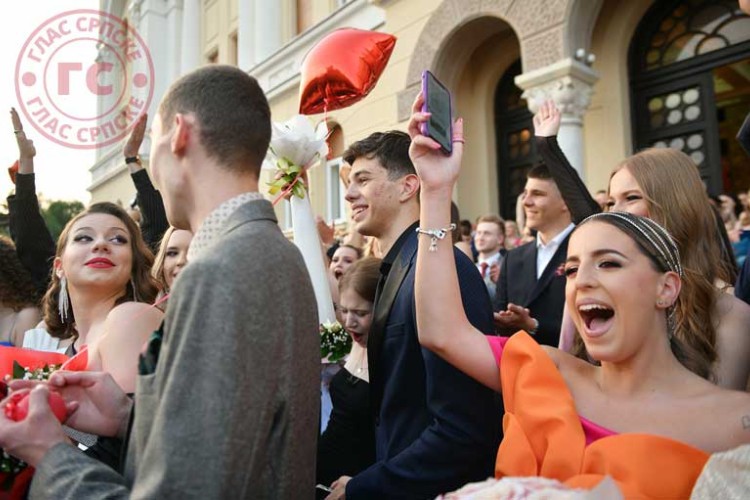 Tradicionalni defile pratio je veliki broj građana