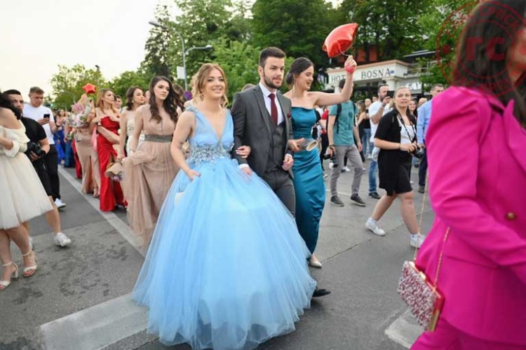 Tradicionalni defile pratio je veliki broj građana