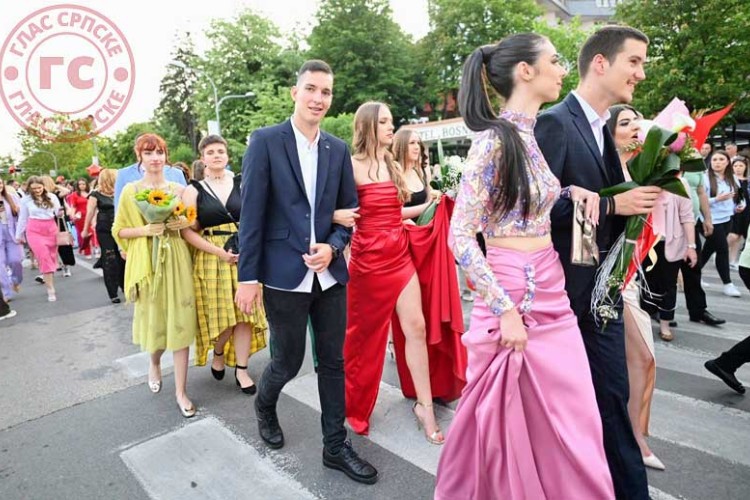 Tradicionalni defile pratio je veliki broj građana