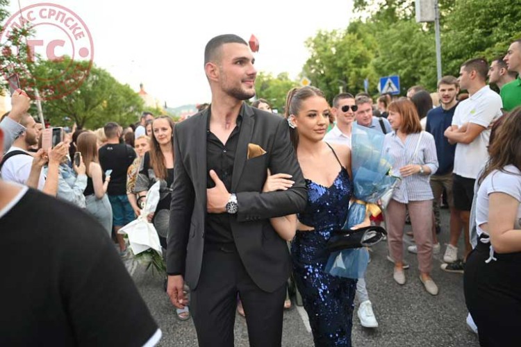 Tradicionalni defile pratio je veliki broj građana