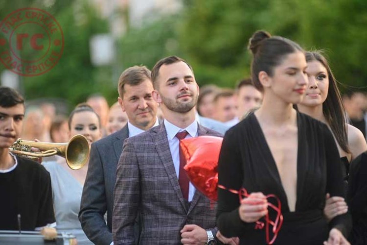 Tradicionalni defile pratio je veliki broj građana