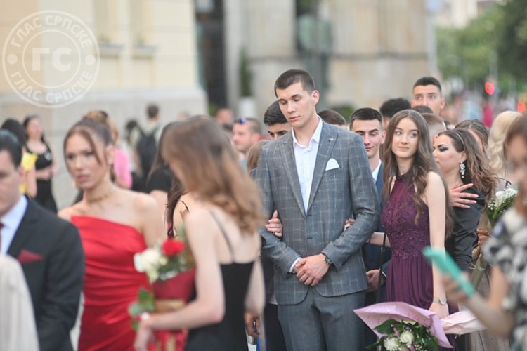 матуранти Грађевинске школе, Политехничке школе и Средњошколског центра "Гаудеамус" прославили матуру