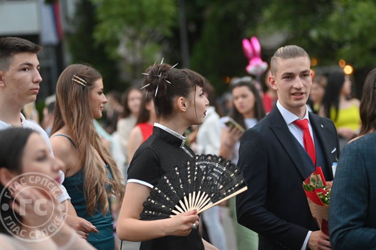 матуранти Грађевинске школе, Политехничке школе и Средњошколског центра "Гаудеамус" прославили матуру
