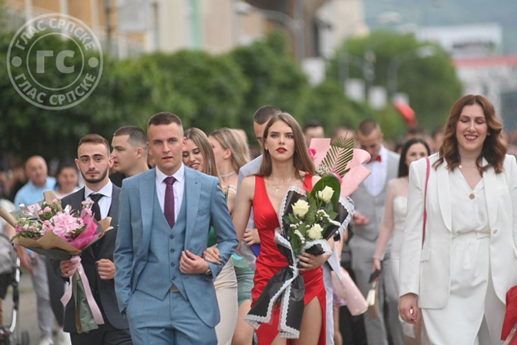 матуранти Грађевинске школе, Политехничке школе и Средњошколског центра "Гаудеамус" прославили матуру