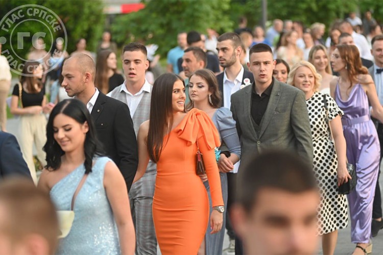 Прослава матуре средње школе "Апеирон"