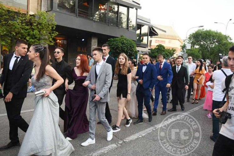 Maturanti su večeras zakoračili u novo poglavlje života