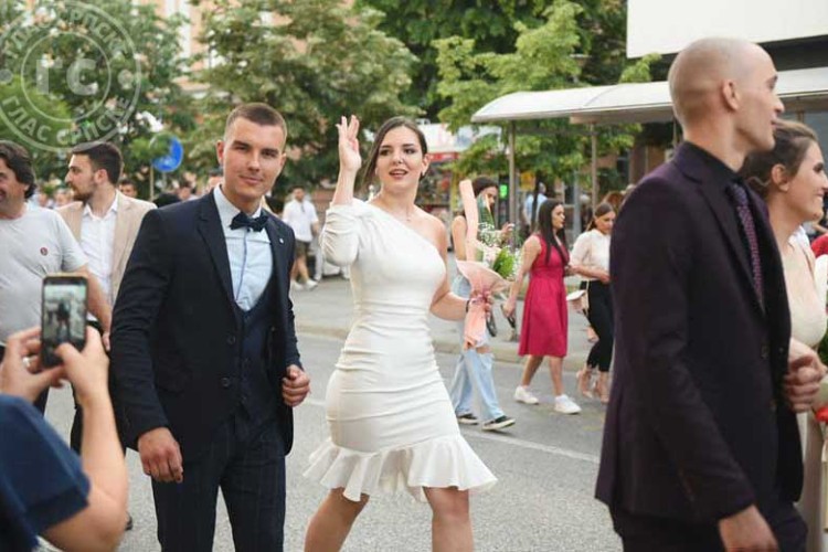 Maturanti su večeras zakoračili u novo poglavlje života
