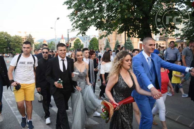 Maturanti su večeras zakoračili u novo poglavlje života