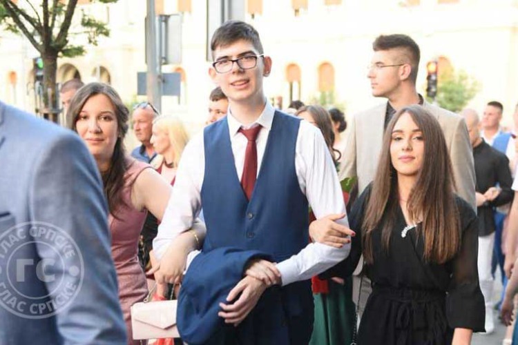 Maturanti su večeras zakoračili u novo poglavlje života