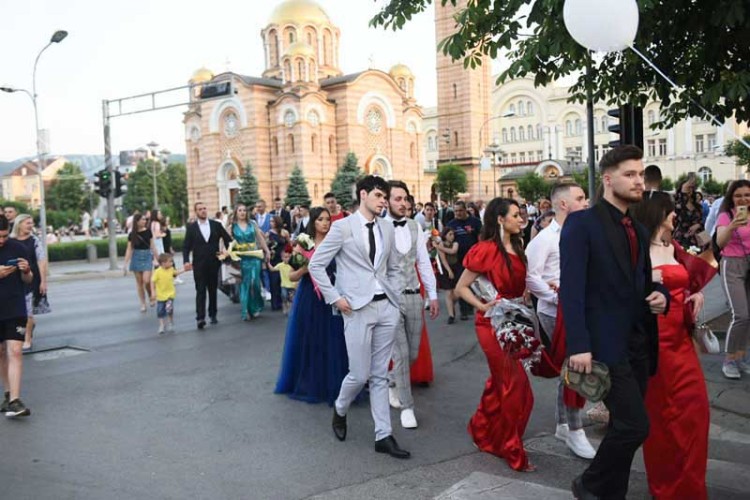 Maturanti su večeras zakoračili u novo poglavlje života